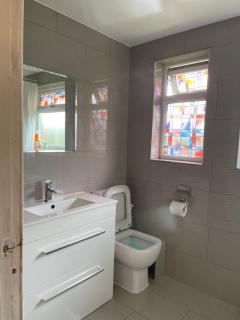 offering cheerfull and spacious rooms throught this 3 bed room semi detached house with large garden and off-street parking. - Addington - 1
