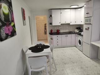 Calle Pedro Lorca Spacious Studio near Del Cura Beach , seafront with many reastoraunts, supermarket Masymas and pharmacy 24h - Torrevieja - 2