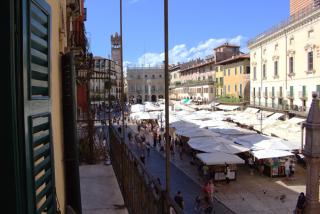 Verona Luxury Flats , Piazza Erbe with balcony on main square - Verona - 1