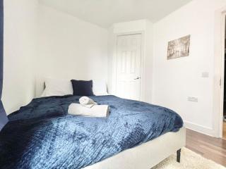 2 Bed Flat - Sleeps 4 - Parking - Wifi - 5