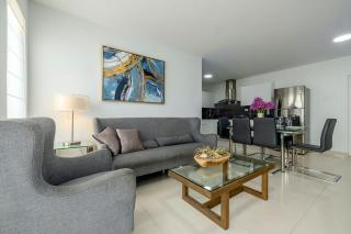Koyari Modern Condos 9BR 7BA Sleeps 26 w/ Pool and Roof Deck - Palm-Eagle Beach - 7
