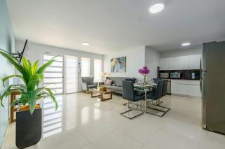 Koyari Modern Condos 9BR 7BA Sleeps 26 w/ Pool and Roof Deck - Palm-Eagle Beach - 9