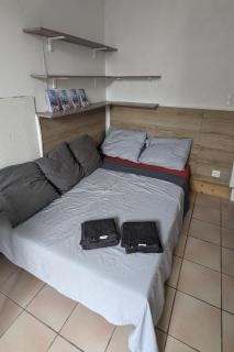 Hypercentre, place Pie, résidence Amphoux charmants appartements ou studio proche de la gare parkings et palais des papes - 2