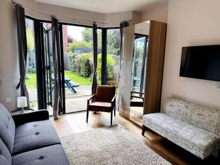 Town Centre 4-bed House - Harrow - 1