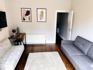 Town Centre 4-bed House - Harrow - 2