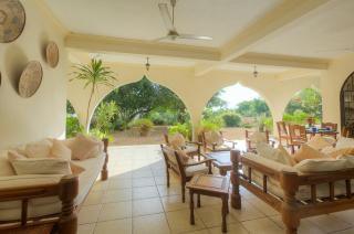 Maweni House - Beachfront, Pool, AC & Cook - 3