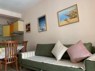 Arbi's Pool View Apartment - Golem - 6