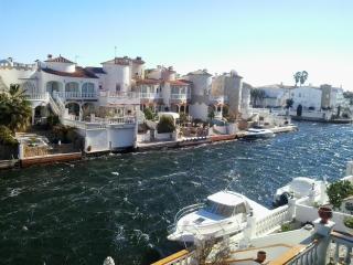 Apartament 3 persones amb piscina comunitaria Terrassa amb vistes canal i Llac St Maurici - Empuriabrava - 9