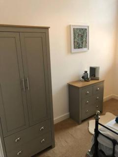 2 bed self contained short & medium Term available - 8