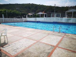 Hermosa y cómoda casa en conjunto con piscina en Girardot - Girardot - 0