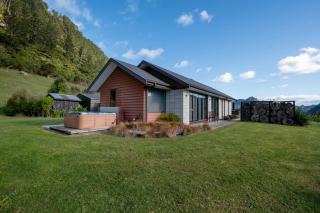 Lakehouse Retreat - Whakamaru Holiday Home - 9