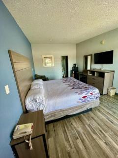 Delux Inn Cleburne - 8
