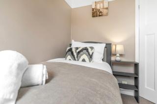 Spacious 4-bed Home Garden, Parking & Near City - 1