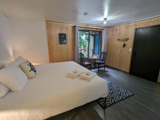 Jade Resort-Oceanfront Suites in Gowlland Harbour - Heriot Bay - 6