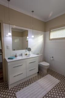 Meander Retreat - King Suite with rural views - Springton - 6