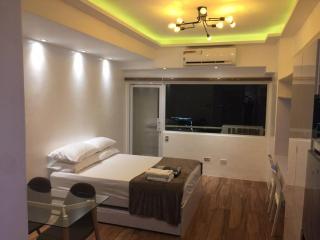 Cozy35sqm w parking balcony Wifi/Netflix near Mall - Manila - 0