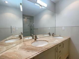 Private Suite in Forest Hill with full kitchen and parking - Toronto - 3
