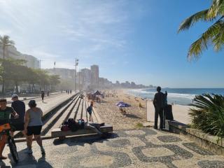 SUÍTE c vista livre e pertíssima das PRAIAS IPANEMA LEBLON ARPOADOR COPACABANA e do CRISTO REDENTOR do BONDINHO PÃO DE AÇUCAR etc Chegando mais cedo que o Check-in do meio-dia, deixe suas malas e vá se divertir, idem no Check-out das 10h manhã - 2