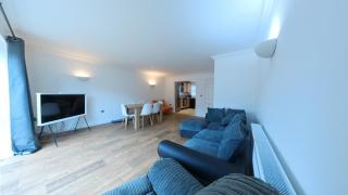 Large 6 bed house - 6 Bedrooms - Parking WIFI 6 smart TVs 3 shower rooms 4 WCs - 9