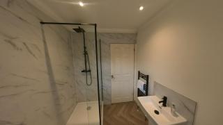 Large 6 bed house - 6 Bedrooms - Parking WIFI 6 smart TVs 3 shower rooms 4 WCs - 5