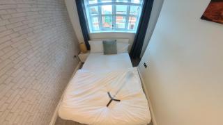 Large 6 bed house - 6 Bedrooms - Parking WIFI 6 smart TVs 3 shower rooms 4 WCs - 4