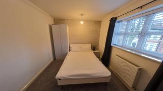 Large 6 bed house - 6 Bedrooms - Parking WIFI 6 smart TVs 3 shower rooms 4 WCs - 3