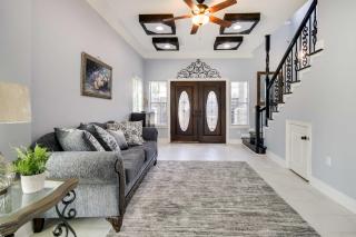 Luxe Southwest Houston Home with Balconies and Patio! - Houston - 6