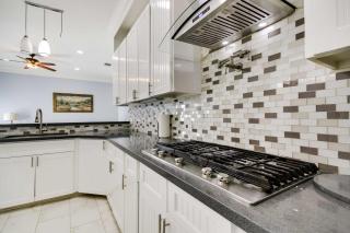 Luxe Southwest Houston Home with Balconies and Patio! - Houston - 1