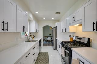 7 Mi to Sunset Beach Oasis with Pool and Grill! - 9