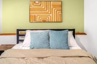 Cayuga bungalow on lake—sleeps 13—outdoor firepit - 8