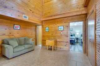 Spacious Texas Getaway half Mi to Lake Texoma! - 6