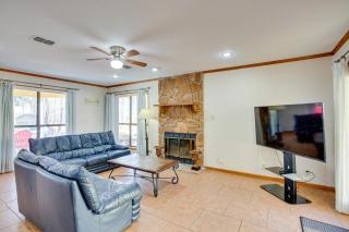 Spacious Texas Getaway half Mi to Lake Texoma! - 4