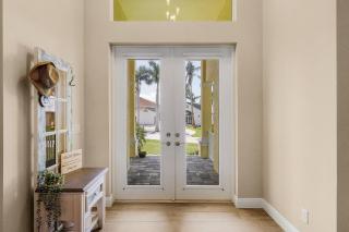 Yacht Club Area, Heated Saltwater pool & Spa -Villa Nana and Papa's Beach House, Cape Coral - Cape Coral - 8