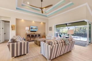 Yacht Club Area, Heated Saltwater pool & Spa -Villa Nana and Papa's Beach House, Cape Coral - Cape Coral - 6
