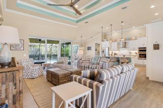 Yacht Club Area, Heated Saltwater pool & Spa -Villa Nana and Papa's Beach House, Cape Coral - Cape Coral - 4