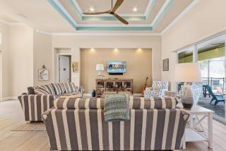 Yacht Club Area, Heated Saltwater pool & Spa -Villa Nana and Papa's Beach House, Cape Coral - Cape Coral - 3