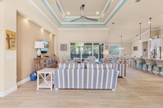 Yacht Club Area, Heated Saltwater pool & Spa -Villa Nana and Papa's Beach House, Cape Coral - Cape Coral - 2
