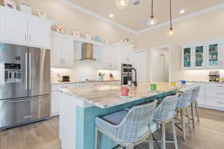 Yacht Club Area, Heated Saltwater pool & Spa -Villa Nana and Papa's Beach House, Cape Coral - Cape Coral - 1