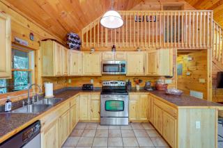 Moonshine Manor Cabin with Hot Tub, Near Lake Lure - Lake Lure - 2