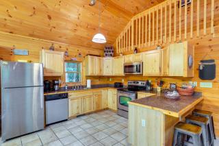 Moonshine Manor Cabin with Hot Tub, Near Lake Lure - Lake Lure - 3
