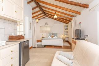 Millers Cottage Large Private Pool AC WiFi - 3