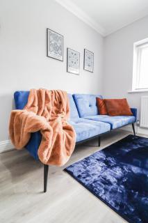 Modern House with Gated Driveway and Free WiFi - 3