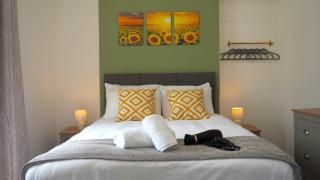 Emerald House - TV in every bedroom! - Neath - 9