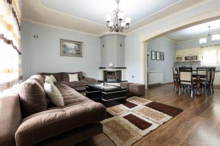 Lake Retreat Villa - 8