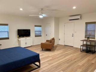 Ranchette Apartment- beach access small lake view - Buchanan Dam - 6