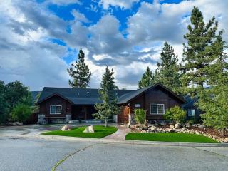 CUSTOM SINGLE STORY CABIN WITH JACUZZI POOL TABLE & BIG GAME ROOM WITH ARCADE games - 0