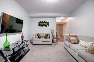 Comfortable & Spacious Basement Suite With WorkStation In Panorama - 0