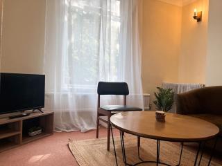 Canterbury King bed house with Free Parking & Garden - 1