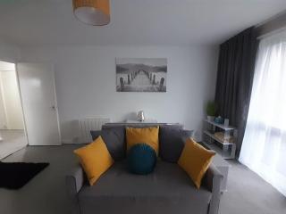 Spacious Apartment with Balcony, Breakfast & Parking, - Bishop Auckland - 0