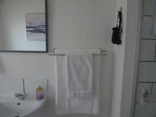 Spacious Apartment with Balcony, Breakfast & Parking, - Bishop Auckland - 2